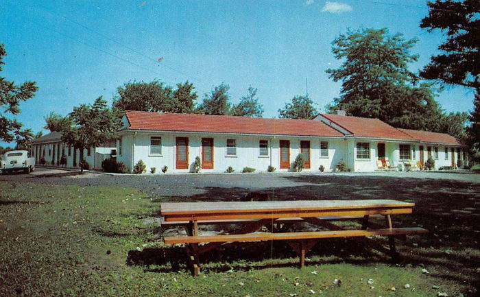 Burkewood Motel (Burkewood Inn) - Old Postcard (newer photo)